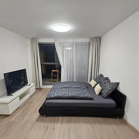 Centre Design O2 Arena - Parking - Large Glass Balcony - Big Tv - Coffee, 24-7 Self Check-in Praga